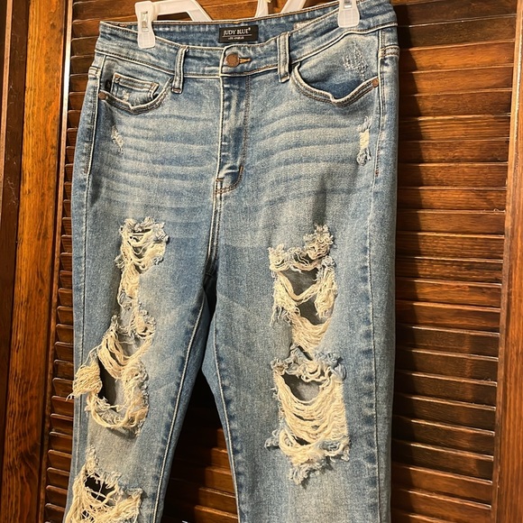 Judy Blue Distressed Boyfriend Fit Denim Jeans - Picture 7 of 13